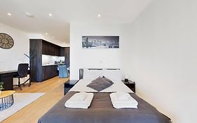 Superb Studio In Greenwich With Balcony & Roof Top